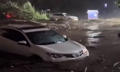 陜西寶雞暴雨：車(chē)輛被沖走